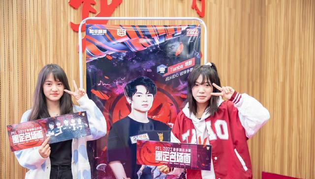 和平精英：天霸在10所高校举行总决赛看比赛点，固定不变名场面?